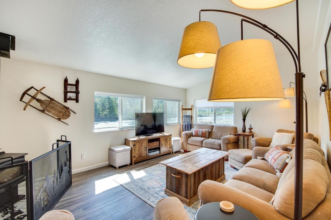 Riverfront Home With Deck, Near Mount Rainier! باكوود المظهر الخارجي الصورة