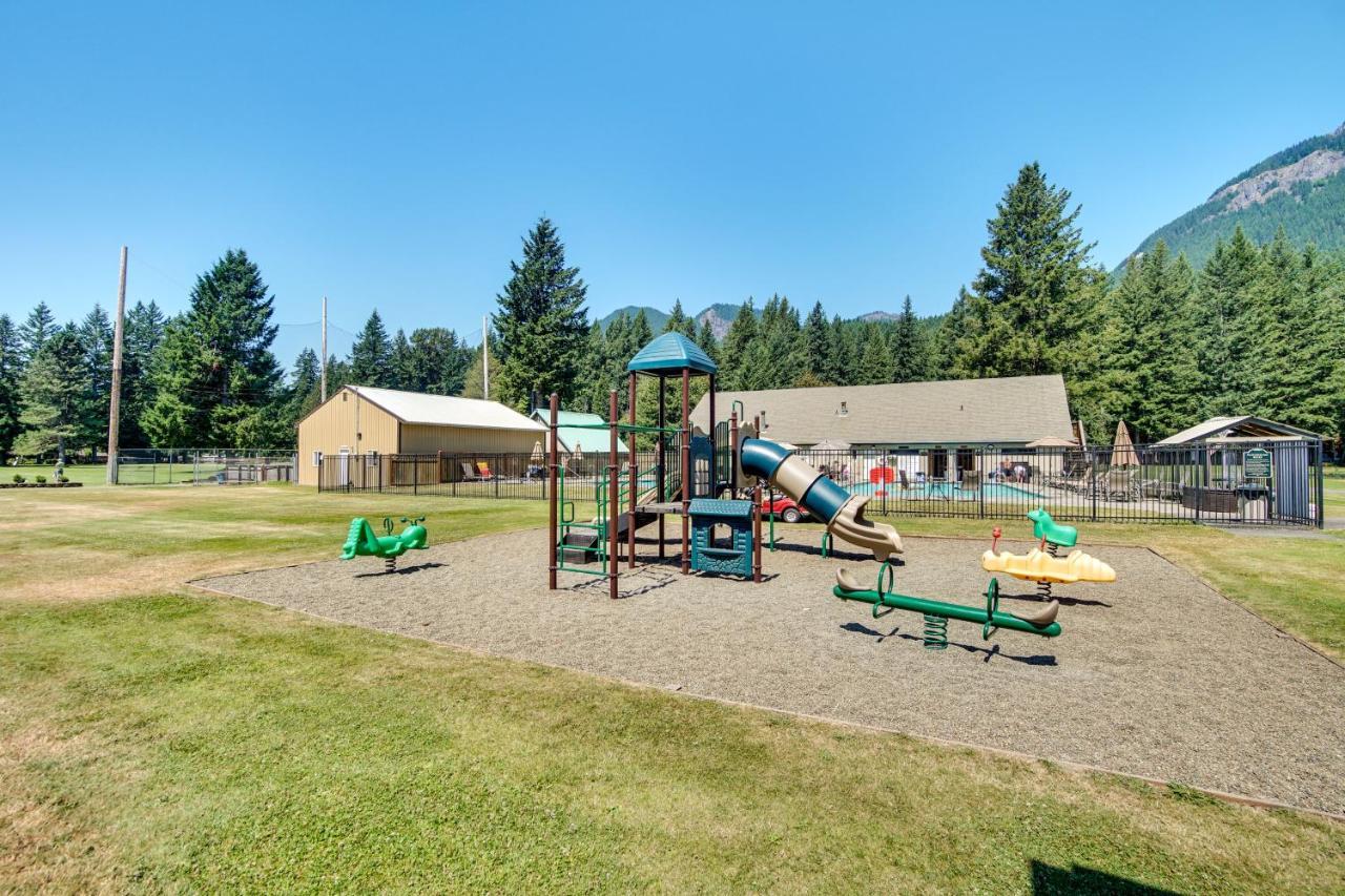 Riverfront Home With Deck, Near Mount Rainier! باكوود المظهر الخارجي الصورة