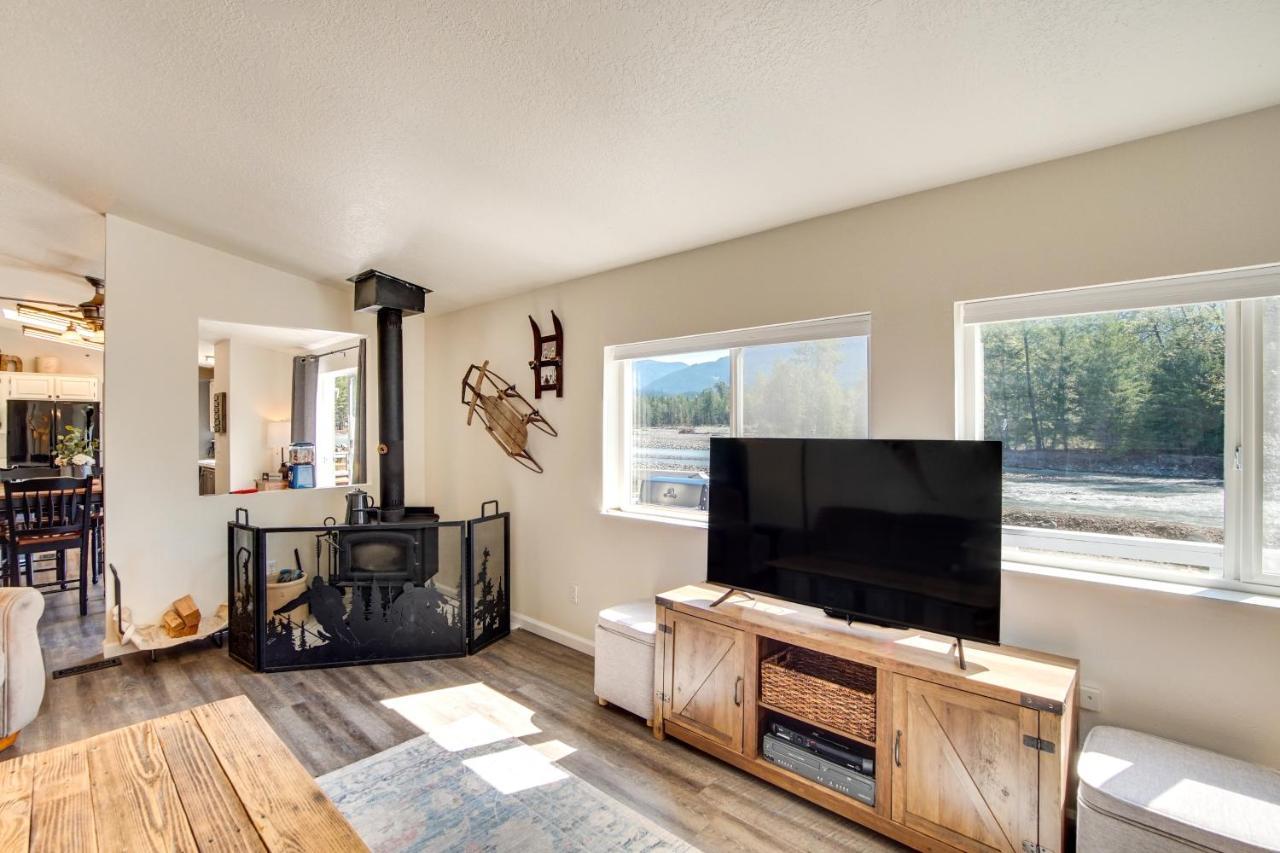 Riverfront Home With Deck, Near Mount Rainier! باكوود المظهر الخارجي الصورة