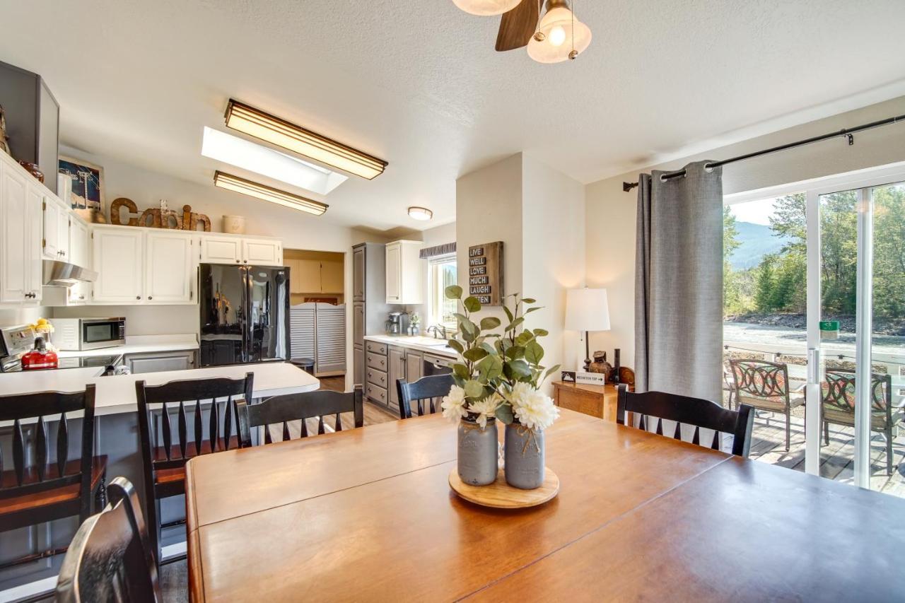 Riverfront Home With Deck, Near Mount Rainier! باكوود المظهر الخارجي الصورة