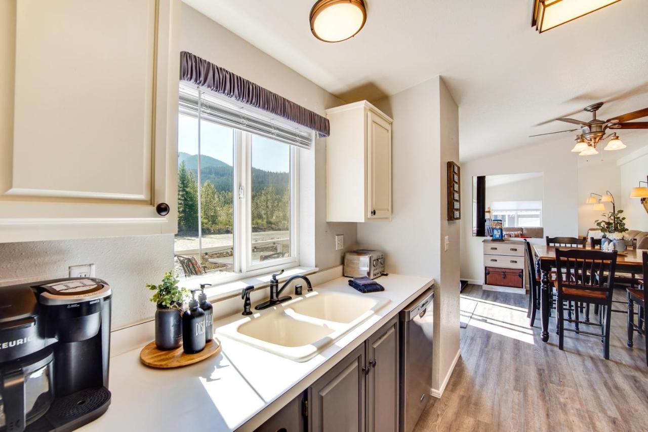 Riverfront Home With Deck, Near Mount Rainier! باكوود المظهر الخارجي الصورة