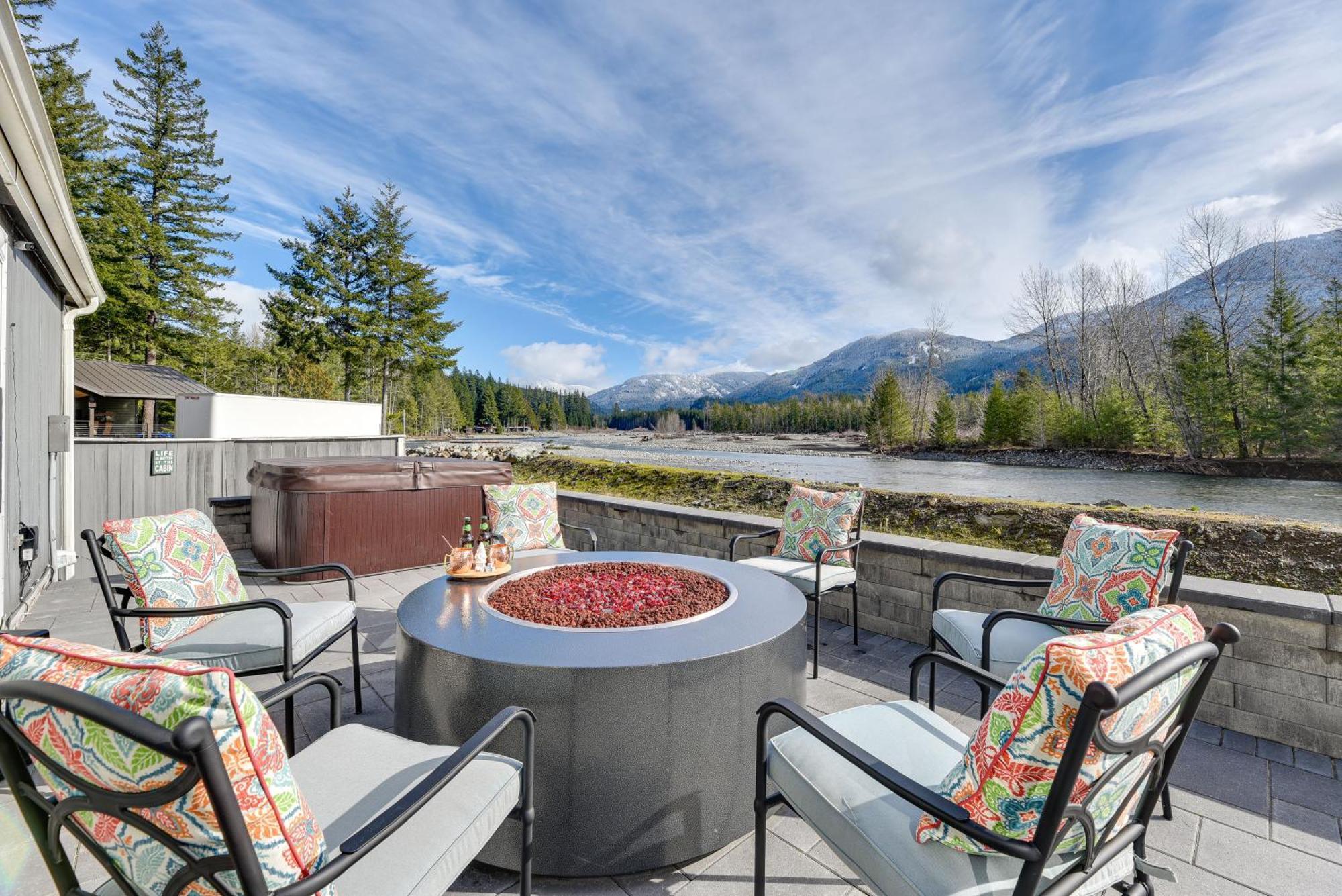 Riverfront Home With Deck, Near Mount Rainier! باكوود المظهر الخارجي الصورة