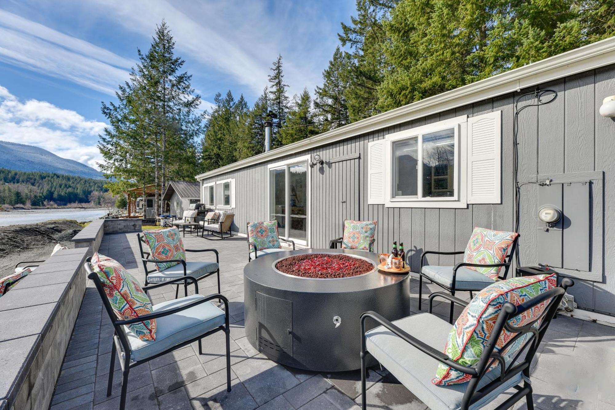 Riverfront Home With Deck, Near Mount Rainier! باكوود المظهر الخارجي الصورة