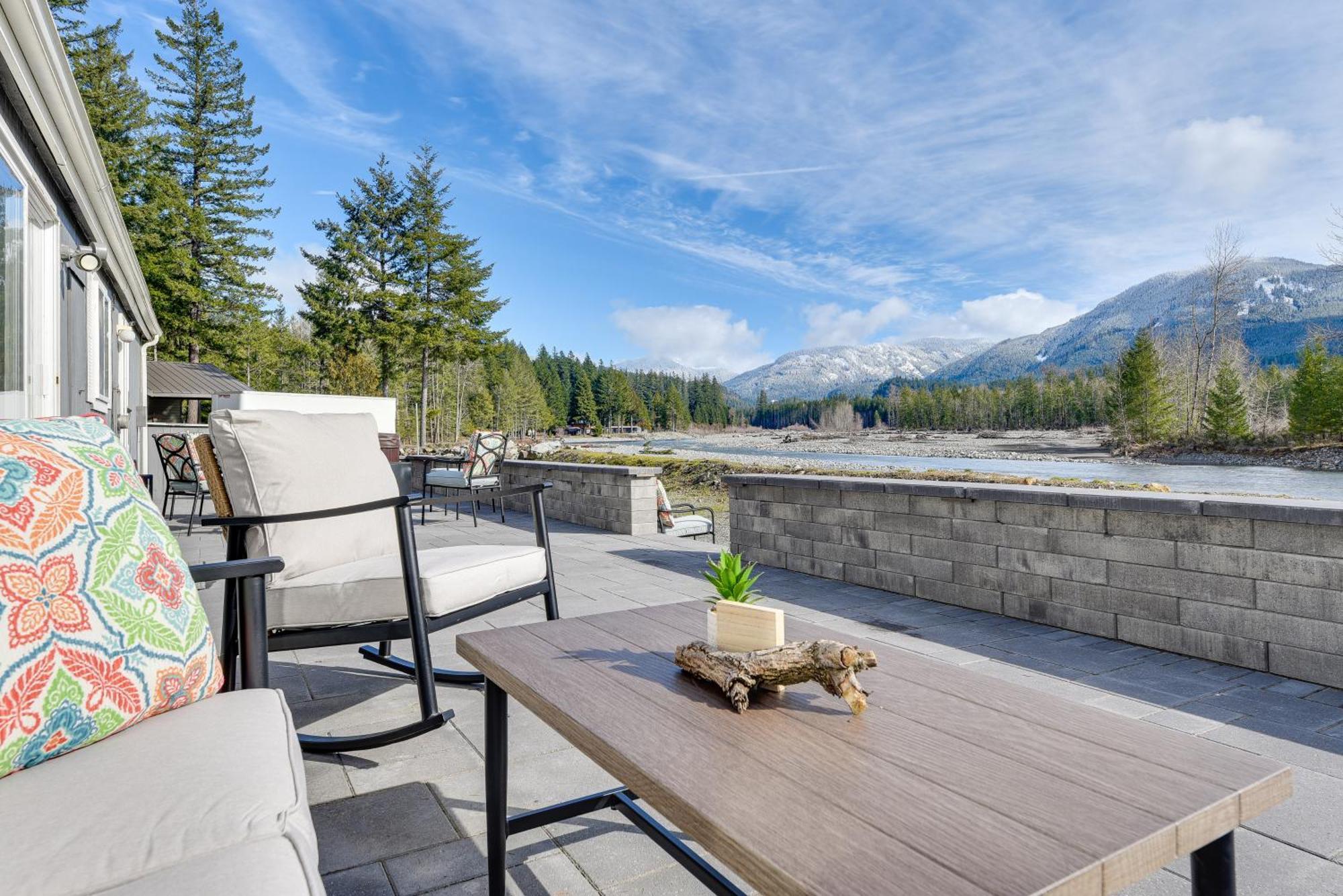 Riverfront Home With Deck, Near Mount Rainier! باكوود المظهر الخارجي الصورة