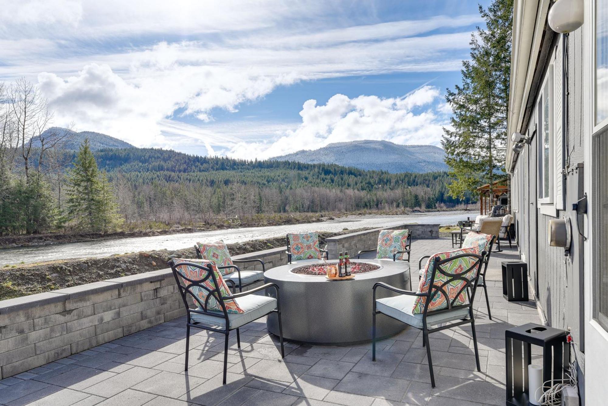 Riverfront Home With Deck, Near Mount Rainier! باكوود المظهر الخارجي الصورة