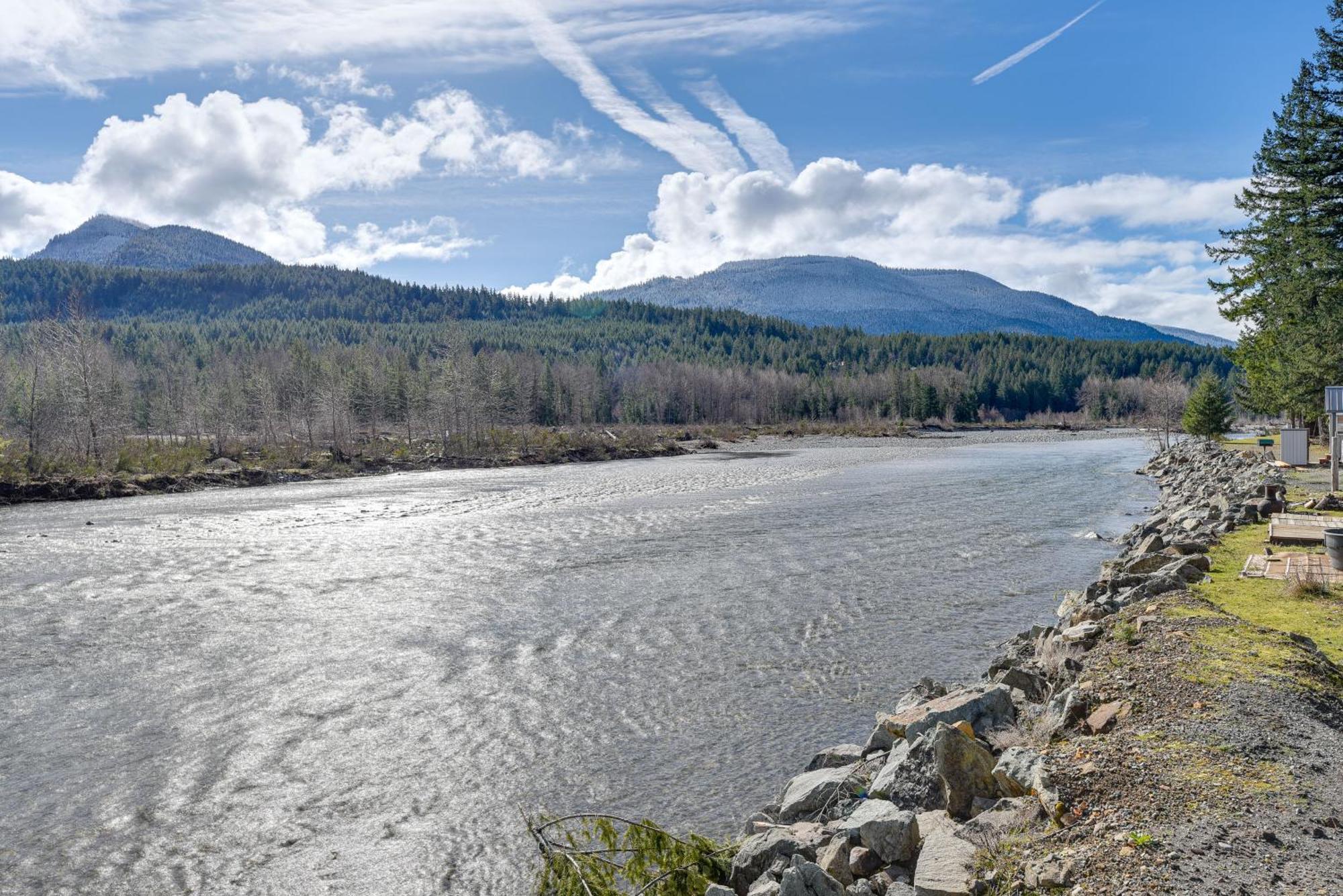 Riverfront Home With Deck, Near Mount Rainier! باكوود المظهر الخارجي الصورة
