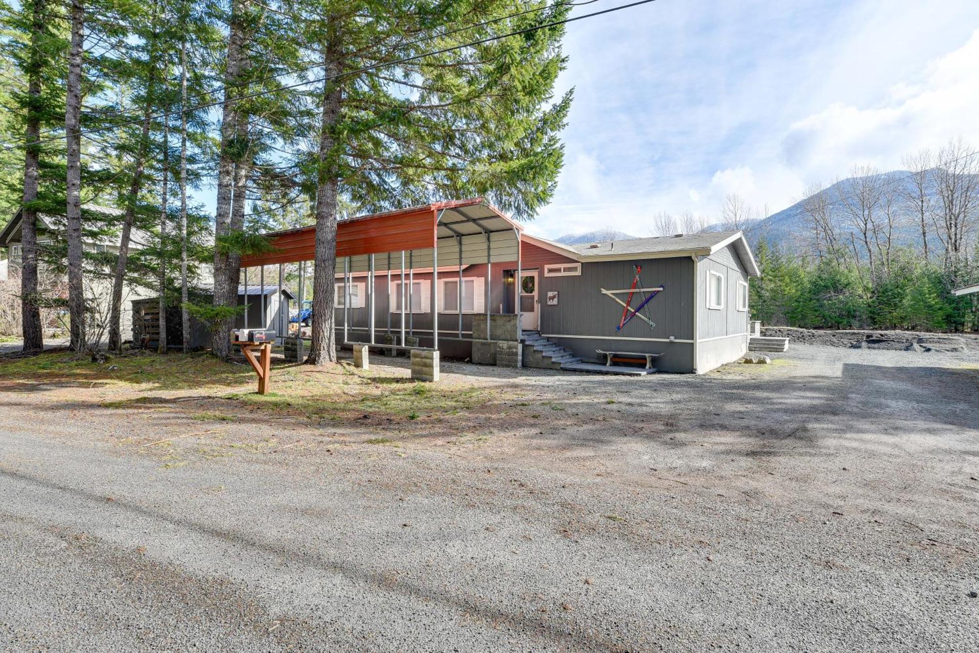 Riverfront Home With Deck, Near Mount Rainier! باكوود المظهر الخارجي الصورة