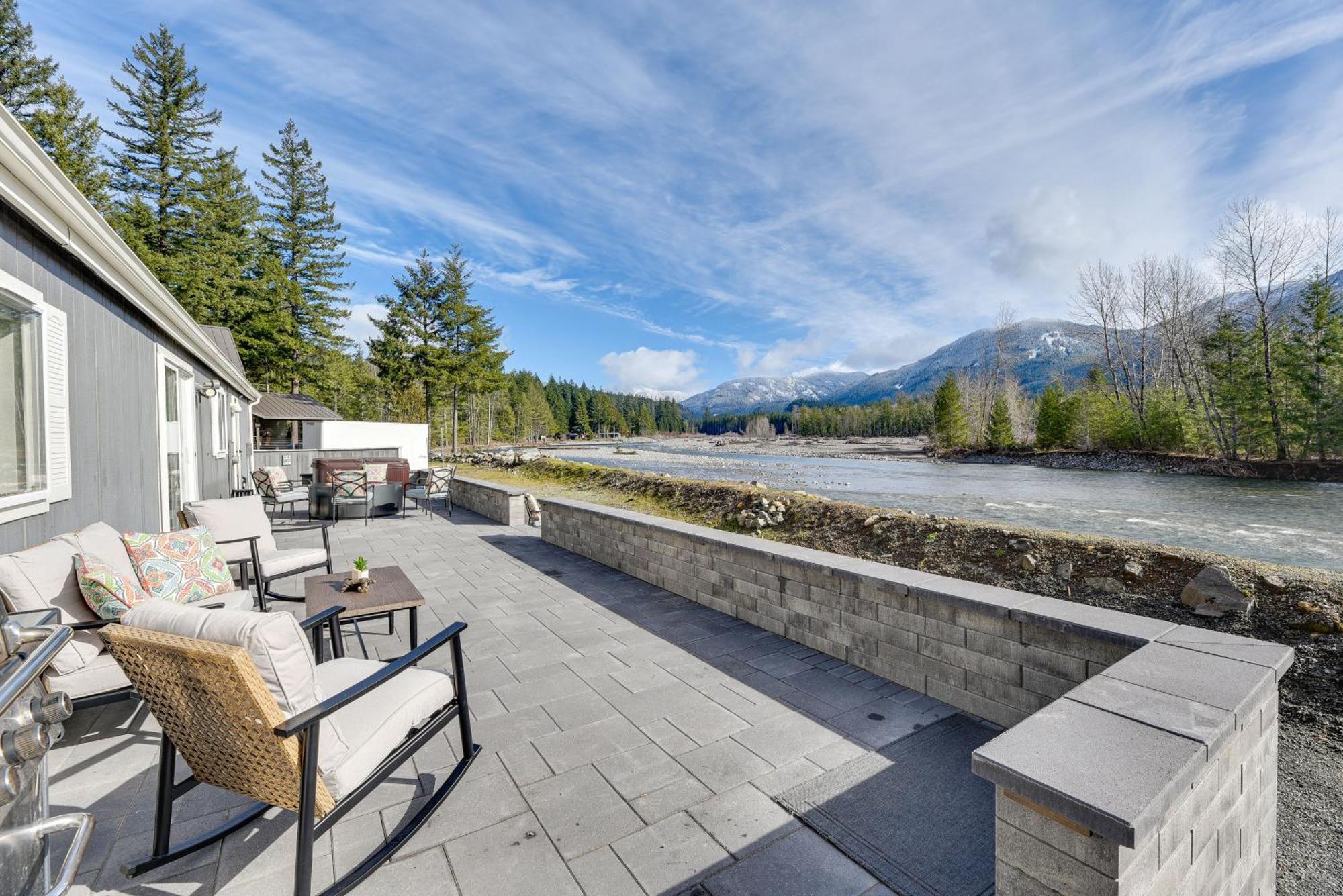 Riverfront Home With Deck, Near Mount Rainier! باكوود المظهر الخارجي الصورة